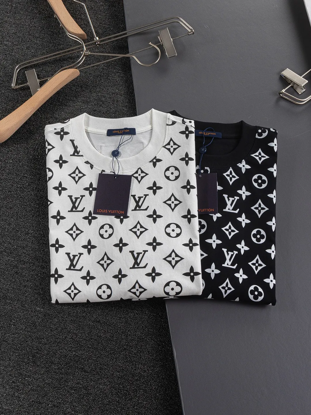 🅿️210 Louis Vuitton Louis Vuitton 1V slightly wide version S-XL 25SS LV new product counter catwalk model, burning clouds all over the print, round neck print, same style for men and women! Short-sleeves are not the same as the general public, but must be unique and eye-catching. This LV short-sleeves is all about quality, comfort, consistent style, fashion, including fabrics and cutting techniques, all of which have been made with great effort! 320 grams of washed pure cotton fabric, pure cotton is breathable, very refreshing and comfortable for daily wear. The rib knitting on the neckline is smooth and tight, and the neckline will not be skewed if you toss it at will. The loose version, you will find that it looks really good on the upper body. The overall is minimalist and neat, super versatile for daily use! Pair it casually with a pair of pants for a youthful look. A T-shirt will make your outfit crazy. It is a fashionable item that can never go wrong! Color: Black White Size: S-XL Size chart: S: Shoulder width 50-Bust 54-Length 70 M: Shoulder width 52-Bust 56.5-Length 72 L: Shoulder width 54-Bust 59-Length 74 XL: Shoulder width 56-Bust 61.5-Length 76